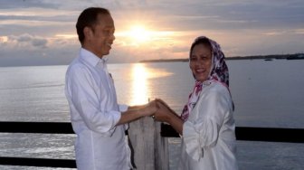 Kemesraan Jokowi dan Iriana Menikmati Sunset di Papua Barat