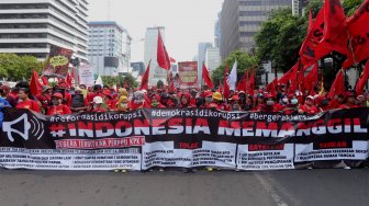 Massa buruh dan mahasiswa melakukan aksi unjuk rasa di kawasan Sudirman-Thamrin menuju Istana Merdeka, Jakarta, Senin (28/10). [Suara.com/Angga Budhiyanto]