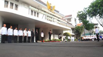 Menko PMK Muhajir Effendy saat memimpin upacara memperingati Hari Sumpah Pemuda ke-91 di lingkungan Kemenko PMK, Jakarta, Senin (28/10). [Suara.com/Oke Atmaja]