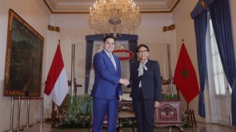 Menteri Luar Negeri Indonesia Retno Marsudi (kanan) berjabat tangan dengan Menteri Luar Negeri  Maroko Nasser Bourita di Kantor Kemenlu, Jakarta, Senin (28/10).  [Suara.com/Angga Budhiyanto]