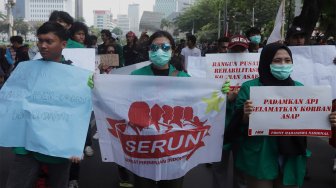 Massa buruh dan mahasiswa melakukan aksi unjuk rasa di kawasan Sudirman-Thamrin menuju Istana Merdeka, Jakarta, Senin (28/10). [Suara.com/Angga Budhiyanto]