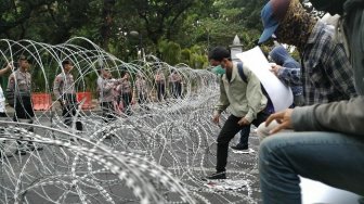 Paksa Masuk Istana, Massa Gerakan Indonesia Memanggil Rusak Kawat Berduri