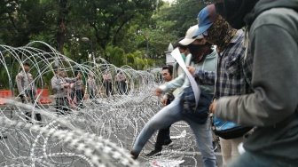 Merangsek ke Istana Merdeka, Demonstran Injak-injak Kawat Berduri