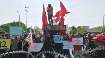 Aksi Cabut RUU di Surabaya, Massa Tuntut Keterbukaan Informasi di Papua