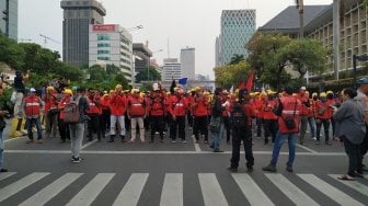 Long March dari Bundaran HI, Massa Berkaos Merah Menyemut di Patung Kuda