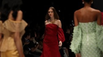 Model mengenakan busana dari Strongbow Apple Cider pada hari terakhir gelaran Jakarta Fashion Week 2020 di Senayan City, Jakarta, Senin (28/10). [Suara.com/Angga Budhiyanto] 