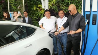 Deddy Corbuzier Coba Ngecas Mobil Listriknya di SPKLU PLN