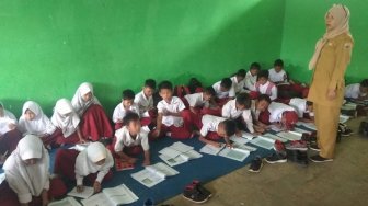 Numpang dan Belajar di Lantai, Siswa SD Mengeluh Pegal hingga Masuk Angin