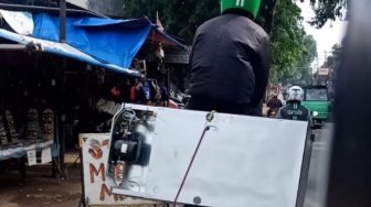 5 Gaya Duduk Aneh Penumpang Ojol, Mana Paling Menggelitik?