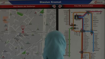 Calon penumpang menunggu kereta di Stasiun Kramat, Jakarta, Selasa (29/10). [Suara.com/Angga Budhiyanto]