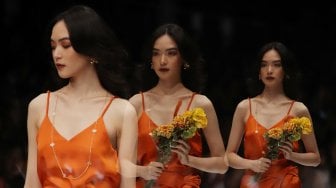 Foto multiple exposure model mengenakan busana dari Strongbow Apple Cider pada hari terakhir gelaran Jakarta Fashion Week 2020 di Senayan City, Jakarta, Senin (28/10). [Suara.com/Angga Budhiyanto]