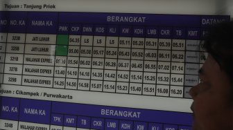 Calon penumpang menunggu kereta di Stasiun Kramat, Jakarta, Selasa (29/10). [Suara.com/Angga Budhiyanto]