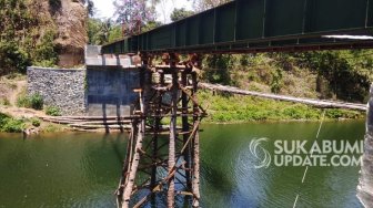 Tak Kunjung Rampung, Jembatan Cibitung Sukabumi Ditopang Pohon Kelapa