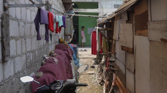 Warga Beraktivitas di Kampung Blok Eceng, Muara Angke, Jakarta Utara, Rabu (30/10). [Suara.com/Angga Budhiyanto]