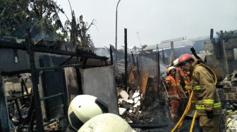 Kebakaran Dekat Stasiun Taman Kota, 14 Mobil Damkar Diterjunkan