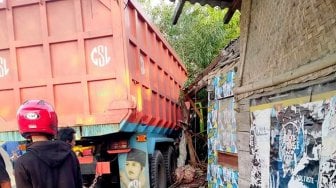 Sopir Ngantuk, Truk Nyelenong ke Rumah Orang, Kartini dan Suaminya Tewas