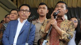 Calon Kapolri Komjen Pol Idham Azis memberikan keterangan pers di kediamannya, kawasan Panglima Polim, Jakarta, Rabu (30/10). [Suara.com/Arya Manggala]