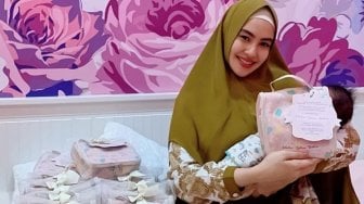 Usia 12 Hari, Bayi Kartika Putri Sudah Bisa Sujud