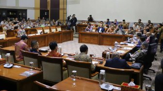 Calon Kapolri Komjen Pol Idham Azis bersiap menjalani uji kelayakan dan kepatutan Kapolri di Ruang Sidang Komisi III DPR RI, Senayan, Jakarta, Rabu (30/10). [Suara.com/Arya Manggala]
