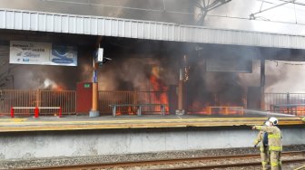 Kebakaran di Stasiun Taman Kota, Kereta Bandara Tak Bisa Jalan