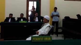 Eks Pentolan HTI Divonis 3 Bulan Bui, Pendukung Sujud Syukur