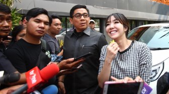 Artis Gisella Anastasia (kanan) didampingi penasehat hukumnya Sandiy Arifin (kiri) menjawab pertanyaan wartawan usai menjalani pemeriksaan di Krimsus, Polda Metrojaya, Jakarta, Rabu (30/10). [ANTARA FOTO/Reno Esnir]