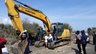 Penertiban Tambak Udang Ricuh, Satu Alat Berat Disandera Massa