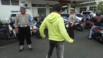 Terjaring Operasi Lalu Lintas, Seorang Pemotor Malah Berlagak Kesurupan