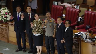 Kapolri Idham Azis (ketiga kanan) bersalaman dengan Ketua DPR RI Puan Maharani (ketiga kiri) usai Sidang Paripurna Pengesahan Kapolri di Gedung Parlemen, Senayan, Jakarta, Kamis (31/10).[Suara.com/Angga Budhiyanto]
