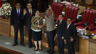 Kapolri Idham Azis  bersalaman dengan Ketua DPR RI Puan Maharani (ketiga kiri) usai Sidang Paripurna Pengesahan Kapolri di Gedung Parlemen, Senayan, Jakarta, Kamis (31/10).[Suara.com/Angga Budhiyanto]