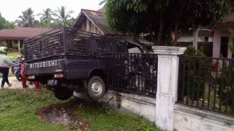 Pagar Rumah Warga Bungo Dihantam L300, Sopir Diduga Mengantuk