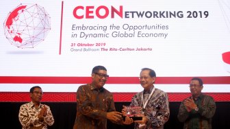 Presiden Direktur PT Bank Central Asia Tbk (BCA) Jahja Setiaatmadja (kedua kanan) dan Direktur Utama PT Bursa Efek Indonesia Inarno Djayadi (kedua kiri) saling bertukar cinderamata usai gelaran forum CEO Networking 2019 di Jakarta, Rabu (30/10). [Suara.com/Oke Atmaja]