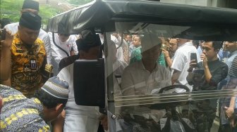 Berjejer di Luar Masjid, Jemaah Rebutan Cium Tangan Prabowo Usai Jumatan