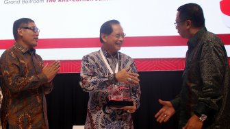 Presiden Direktur PT Bank Central Asia Tbk (BCA) Jahja Setiaatmadja (kedua kanan) dan Direktur Utama PT Bursa Efek Indonesia Inarno Djayadi (kedua kiri) saling bertukar cinderamata usai gelaran forum CEO Networking 2019 di Jakarta, Rabu (30/10). [Suara.com/Oke Atmaja]