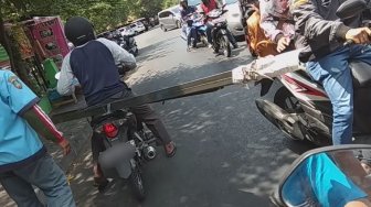 Ngawur Maksimal, Cara Pemotor Ini Membawa Batang Besi Memicu Sindiran Pedas