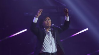 Penyanyi Ari Lasso tampil dalam konser bertajuk 'Sang Pencinta' di Balai Sarbini, Jakarta, Kamis (31/10). [Suara.com/Angga Budhiyanto]