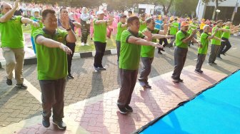 Sambut Hari Guru Nasional, Menteri Fachrul Razi Senam Bersama Guru Madrasah