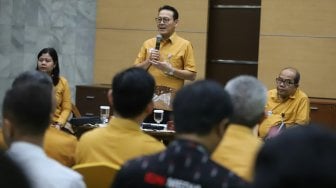 Direktur Utama BPJS Kesehatan Fachmi Idris memberikan keterangan kepada wartawan di Jakarta, Jumat (1/11). [Suara.com/Arya Manggala]