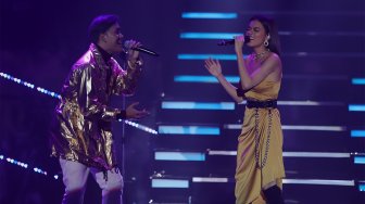 Rizky Febian dan Eva Celia tampil bersama dalam konser bertajuk 'Sang Pencinta' di Balai Sarbini, Jakarta, Kamis (31/10). [Suara.com/Oke Atmaja]