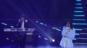 Dul Jaelani bersama dengan Aaliyah Massaid tampil dalam konser bertajuk 'Sang Pencinta' di Balai Sarbini, Jakarta, Kamis (31/10). [Suara.com/Angga Budhiyanto]