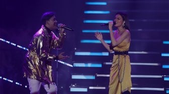 Rizky Febian dan Eva Celia tampil bersama dalam konser bertajuk 'Sang Pencinta' di Balai Sarbini, Jakarta, Kamis (31/10). [Suara.com/Angga Budhiyanto]