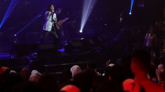 Once Mekel menghibur penonton dalam konser bertajuk 'Sang Pencinta' di Balai Sarbini, Jakarta, Kamis (31/10). [Suara.com/Angga Budhiyanto]