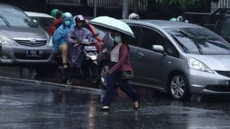 Jakarta Bakal Diguyur Hujan Disertai Petir dan Angin Kencang Mulai Siang