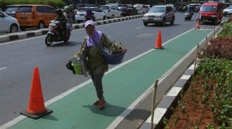 Suasana jalur khusus sepeda di Jalan Fatmawati, Jakarta Selatan, Jumat (1/11). [Suara.com/Angga Budhiyanto]