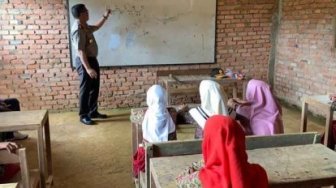 Jenderal Bintang Dua Ini Jadi Guru Matematika Bagi Anak-anak Pedalaman Riau