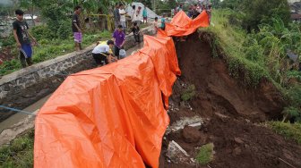 Lokasi longsor tanggul irigasi di Kelurahan Parakancanggah, Banjarnegara, Jateng, Sabtu (02/11).  [ANTARA FOTO/Idhad Zakaria]