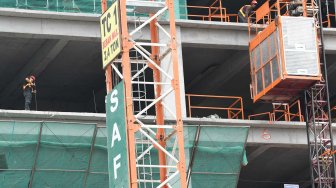 Sejumlah pekerja menyelesaikan proyek bangunan bertingkat di Jakarta, Jumat (1/11). [ANTARA FOTO/M Risyal Hidayat]