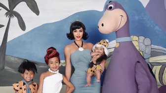 Lucunya Keluarga Kim Kardashian Jadi Flintstones saat Halloween