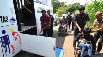 Bus khusus penyandang disabilitas di Lapangan Cilibende, Kelurahan Babakan, Kota Bogor, Jawa Barat, Sabtu (2/11).  [ANTARA FOTO/Arif Firmansyah]