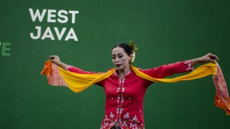 Penari dari komunitas Rumpun Indonesia membawakan tarian Ketuk Tilu pada West Java Festival 2019 di depan Gedung Sate, Bandung, Jawa Barat, Minggu (3/11). [ANTARA FOTO/Novrian Arbi]